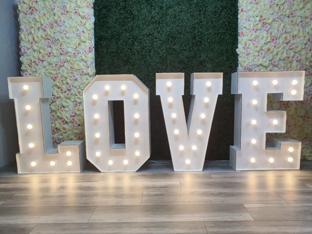 Napis LOVE