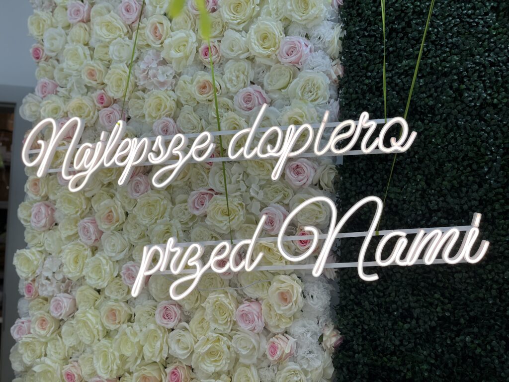 Napis neon Najlepsze dopiero przed nami