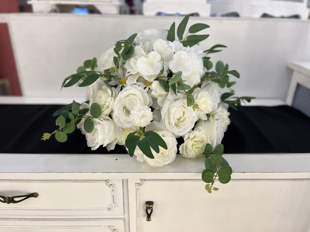 kula z kwiatów sztucznych 