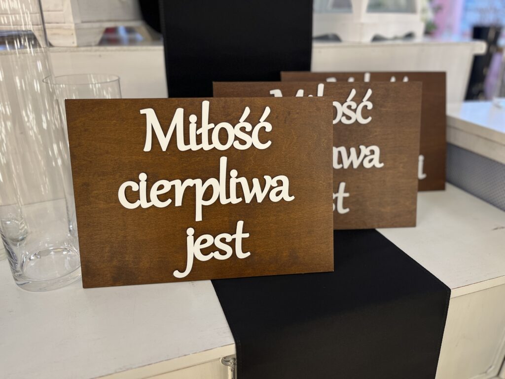 tabliczki hymn o miłości do kościoła